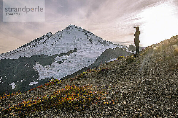 Wanderin steht vor dem Mount Baker in den Kaskaden
