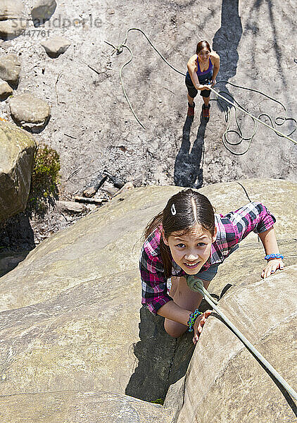 Teenager-Mädchen klettert am Harrisons Rock in der Nähe von Tunbridge Wells