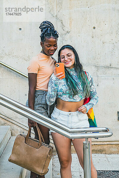 Trendige multiethnische lesbische Freundinnen machen Selfie auf dem Smartphone