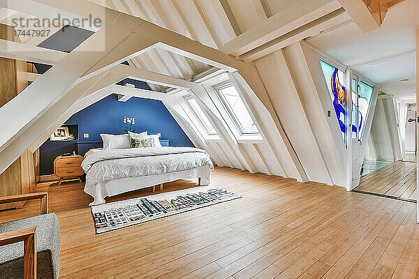 Schöne Inneneinrichtung eines modernen und gemütlichen Schlafzimmers