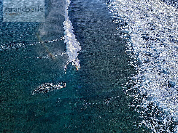 Luftaufnahme eines Surfers im Ozean
