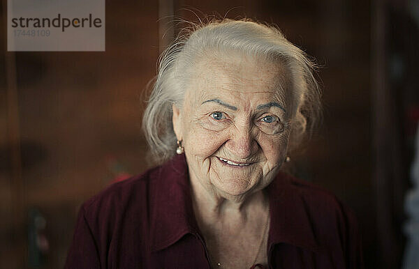 Porträt einer älteren weißen Dame