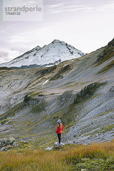 Frau In Strumpfhosen Und Roter Puffjacke  Die Vor Mount Baker Steht