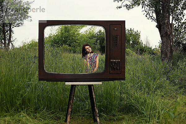 Mädchen posieren im Retro-TV-Rahmen im Freien