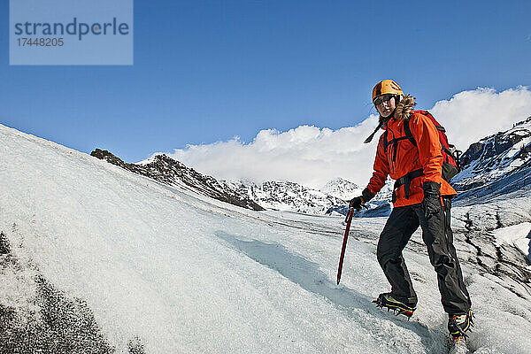 Bergsteiger erkundet den Svinafellsjökull-Gletscher in Skaftafell/Island