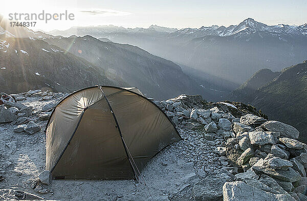 Ein Zelt hoch oben in den North Cascades