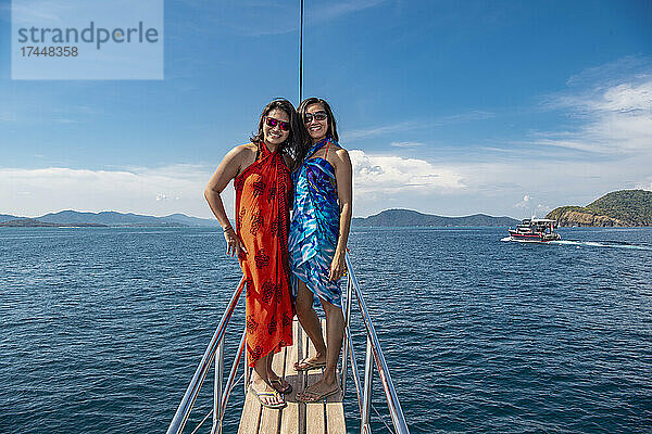 Zwei Freunde stehen am Bug eines Schiffes auf dem Weg nach Phuket
