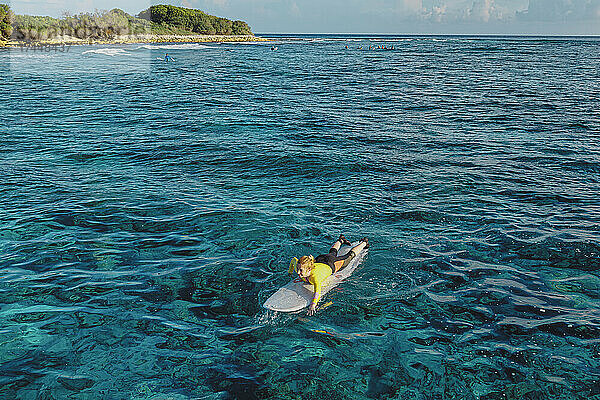 Surfer im Indischen Ozean  Malediven