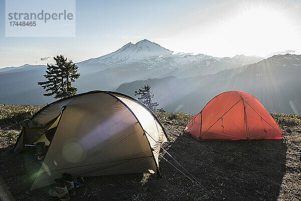 Zelte auf einem Bergrücken im North Cascades National Park.