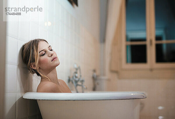 junge Frau entspannt in der Badewanne