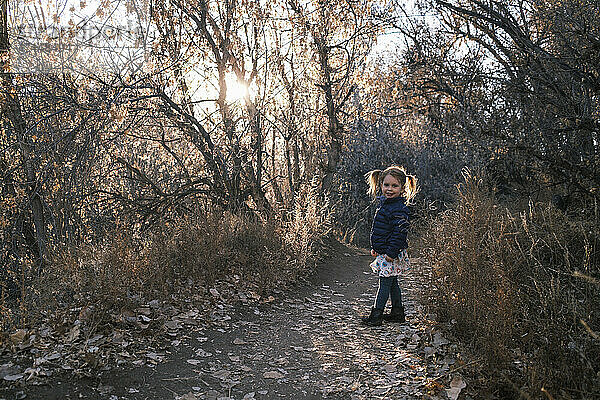 Mädchen lächelt und genießt die Natur  Colorado