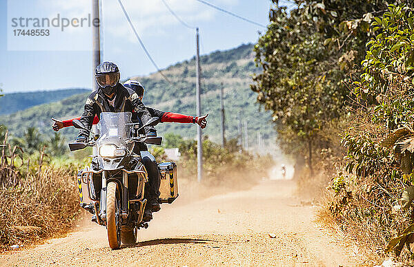 Zwei Freunde fahren mit ihrem Abenteuermotorrad auf einer unbefestigten Straße