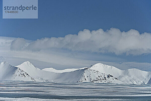 Berge auf dem Vatnajökull-Gletscher in Island