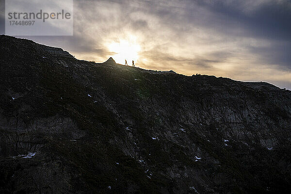 Silhouette  Von  Trailrunning  Duo  In  Alberta  Badlands