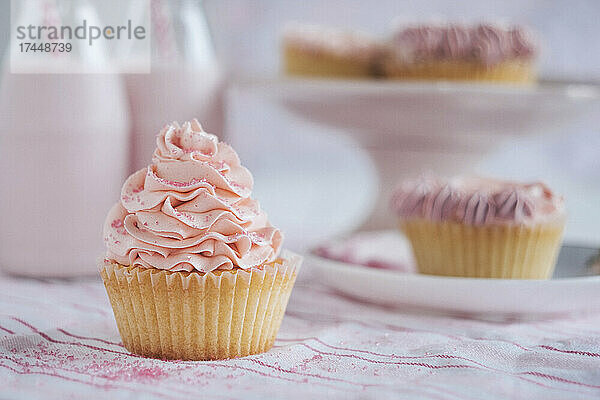 Nahaufnahme eines hübschen rosa dekorierten Cupcakes