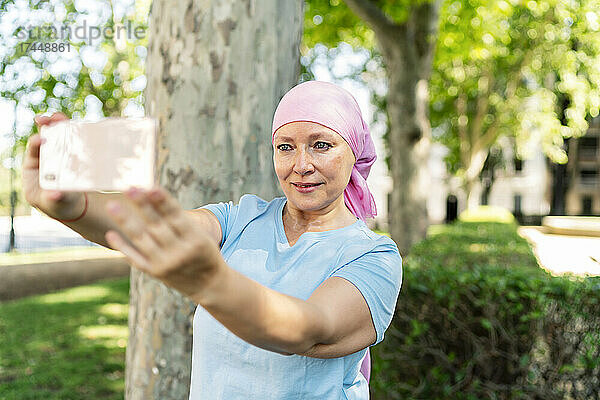 Eine krebskranke Frau fotografiert mit ihrem Smartphone