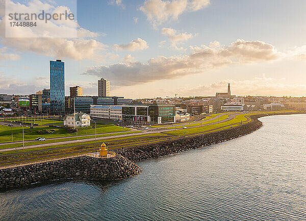 Leuchtturm und Reykjavik-Stadt in der Nachmittagssonne.