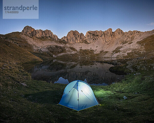 Zelt vor See- und Bergszene vor der Nacht  Pyrenäen