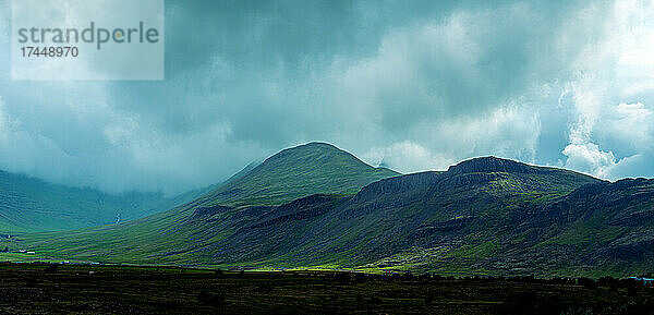 Schwere Wolken und Berglandschaft in Island.