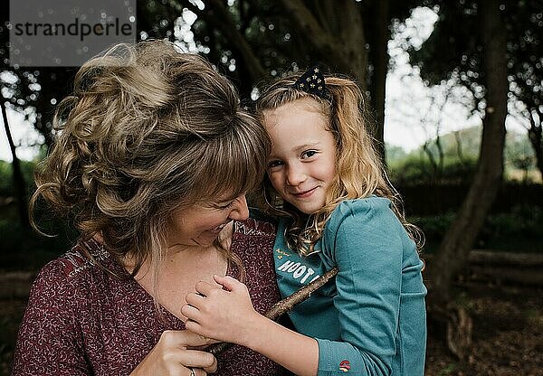 Mutter und Tochter lachen und umarmen sich spielerisch