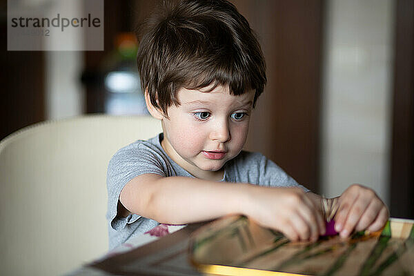 Kleinkind Junge spielt mit Plastilin
