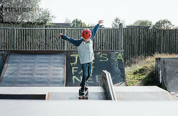 Junge beim Skateboarden in einem Skatepark und Spaß im Vereinigten Königreich