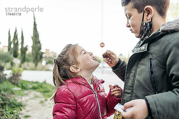 Porträt von zwei Kindern  die Schokolade essen