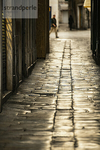 Kopfsteinpflastergasse in der Stadt Split