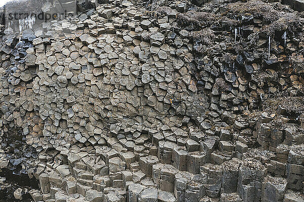 Basaltsäulenschlucht mit geometrischen Formen