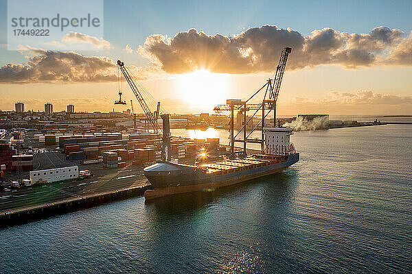 Leeres Frachtschiff am Dock bei Sonnenuntergang.