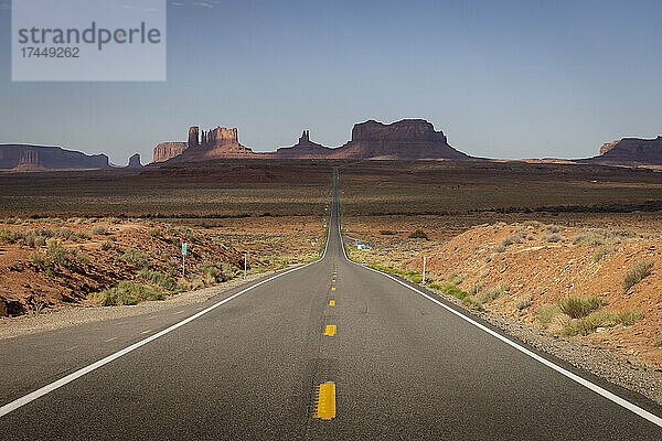 Landschaften und Ausblicke am Straßenrand in der Nähe von Monument Valley  Arizona.