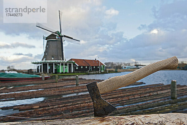 Windmühle im idyllischen niederländischen Dorf Zaanse Schans