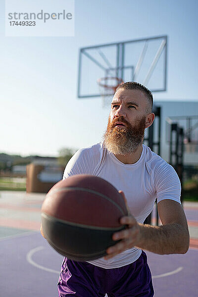 Erwachsener Basketballspieler mit Ball