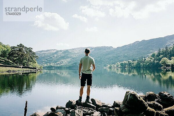 Mann genießt die Aussicht auf die walisischen Berge und Seen im Vereinigten Königreich