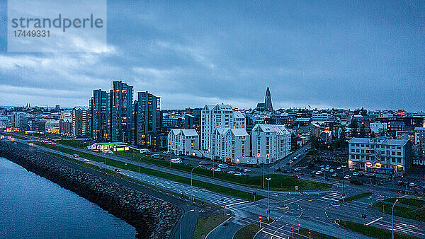 Die Küstenstadt Reykjavik in der Abenddämmerung.