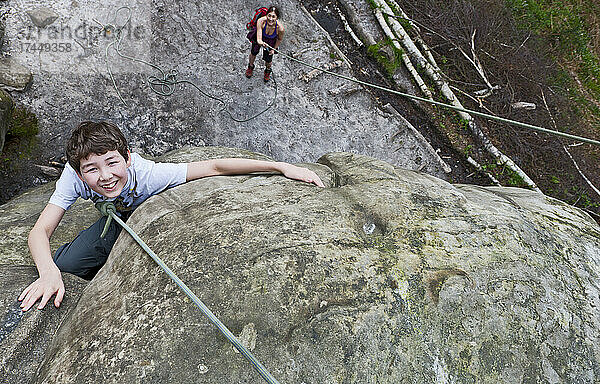 Teenager klettert am Harrisons Rock in der Nähe von Tunbridge Wells