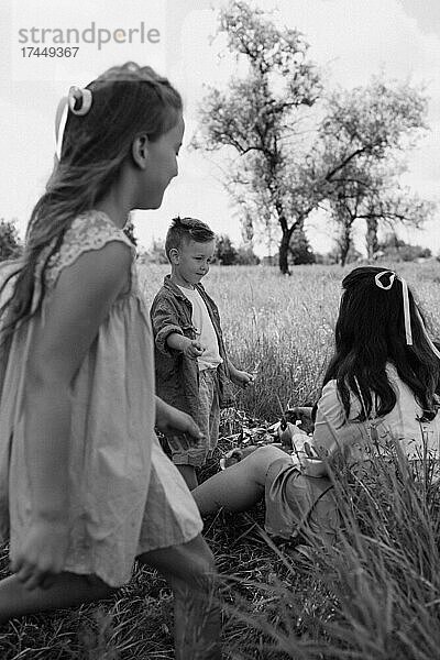 Familie im Gras. Schwarz-Weiß-Foto