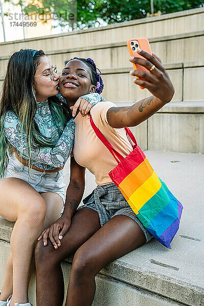 Gemischtrassiges lesbisches Paar macht ein Selfie