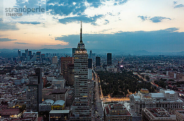 Torre Latinoamericana Tower in Mexiko-Stadt bei Sonnenuntergang