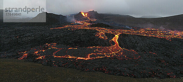 Vulkanausbruch aus der Luftperspektive im Panorama