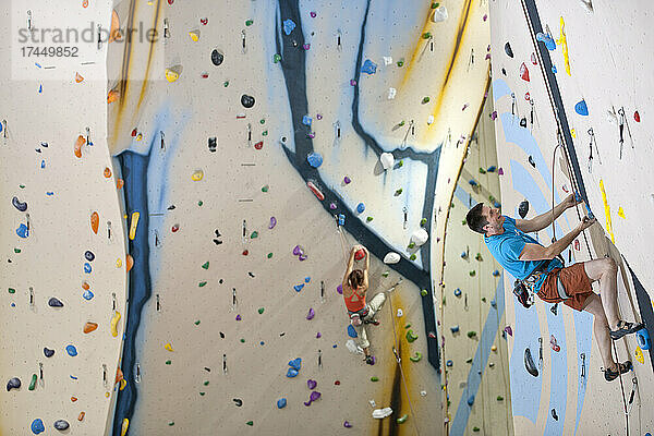 Mann klettert an der Indoor-Kletterwand in London