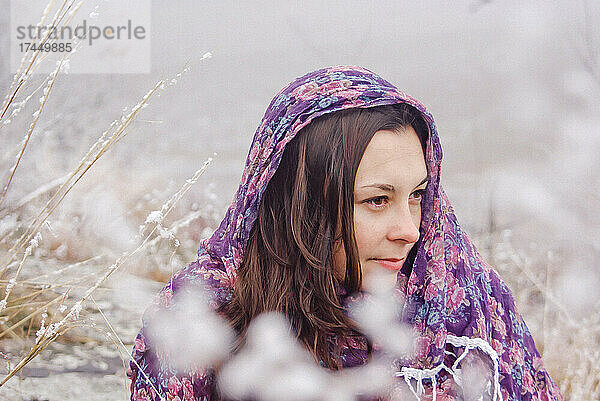 Porträt einer schönen Frau auf einem Hintergrund aus Schnee