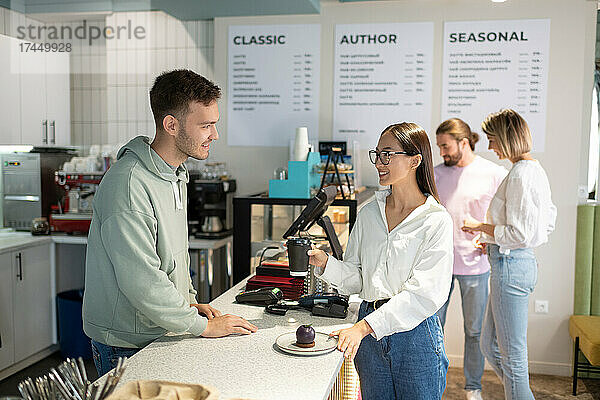 Kundin spricht mit Barista