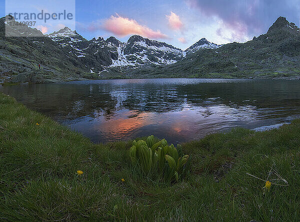 Großer See und schneebedeckte Berge mit buntem Himmel  Nationalpark