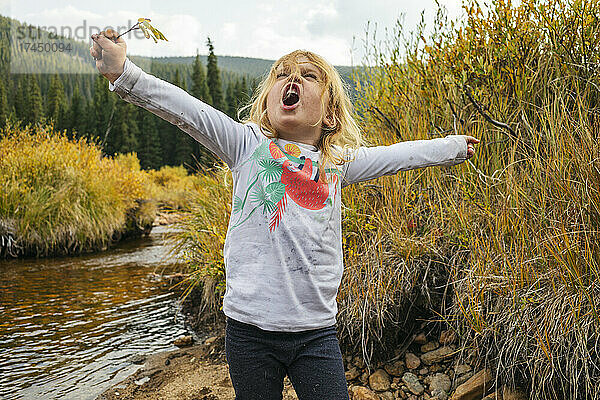 Junges Mädchen in der Wildnis  Colorado