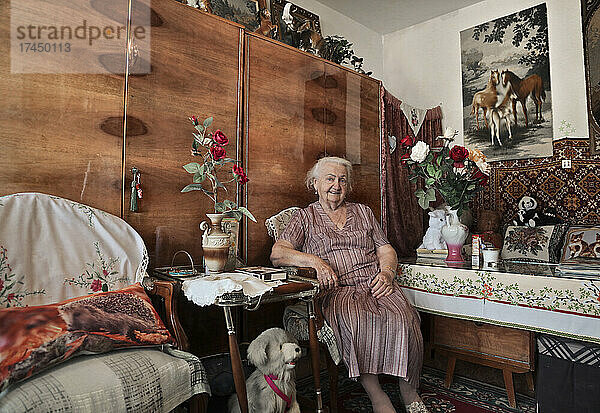 Porträt einer älteren Dame in ihrem Haus