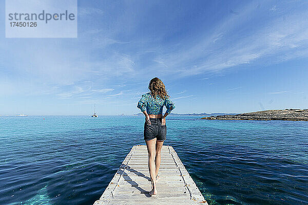 Frau im Urlaub auf der Insel Formentera Spanien
