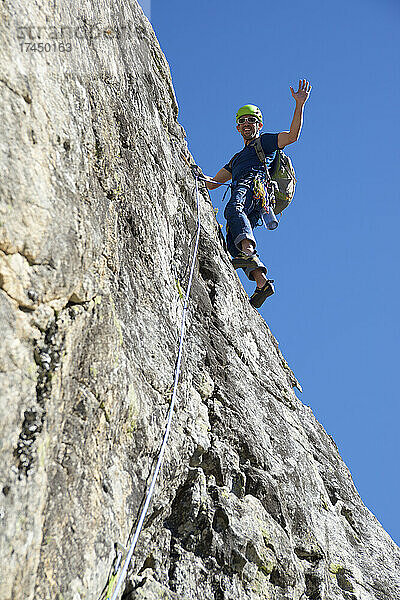 Mann klettert in Panticosa  Tena-Tal  Provinz Huesca  Spanien.