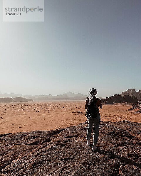 Mädchen blickt auf die Wüste im Wadi Rum
