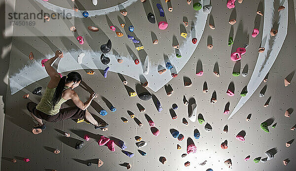 Kletterer beim Bouldern an der Indoor-Kletterwand in London